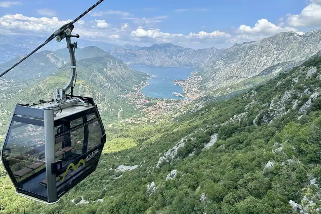 Pogled dok se vozite gondolom na žičari Kotor Lovćen